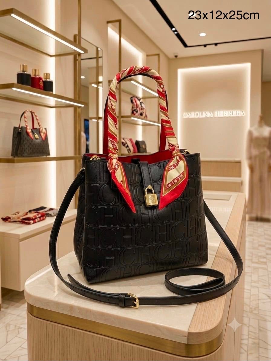 Bolso negro con pañuelo rojo