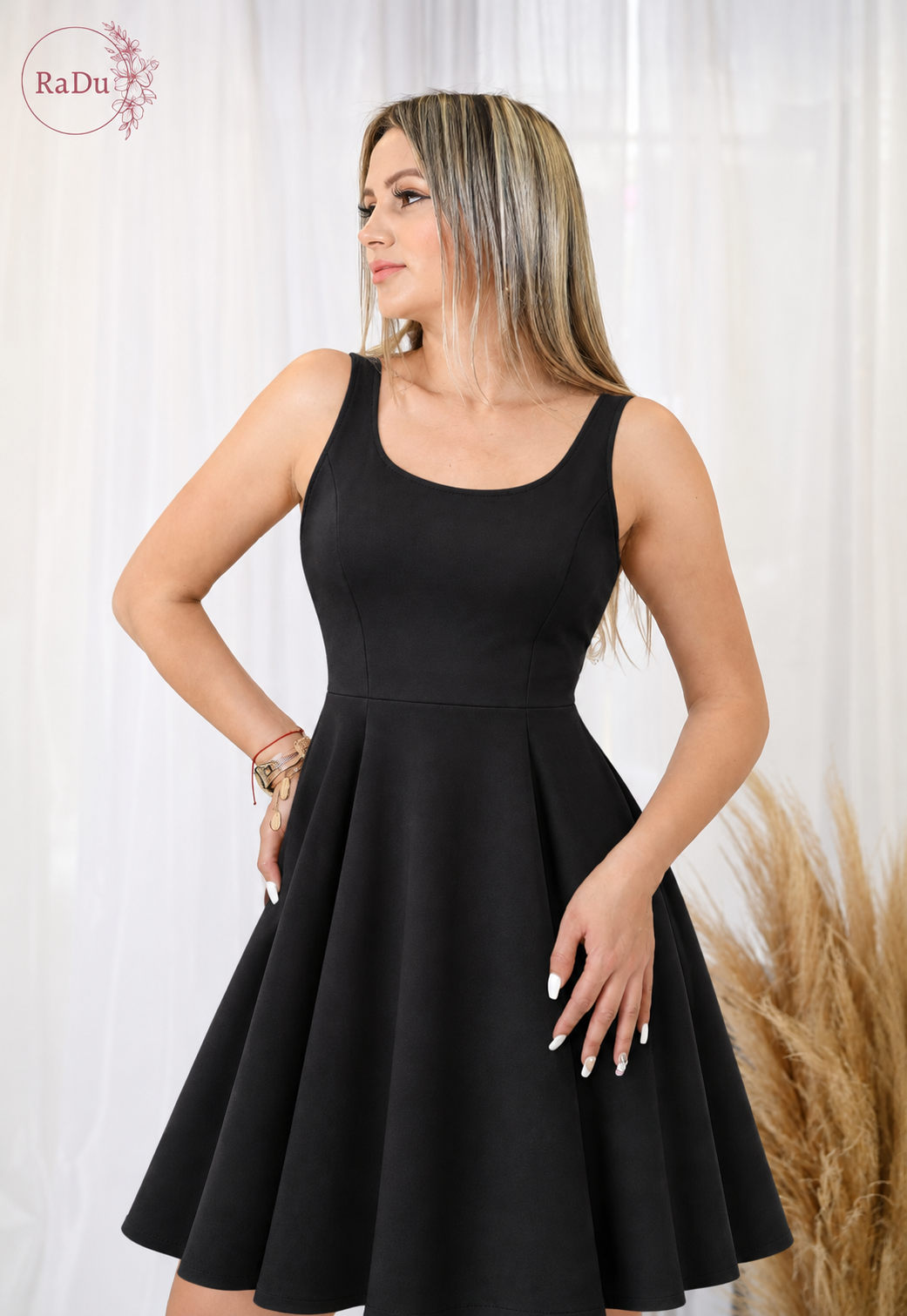 Modelo con vestido negro